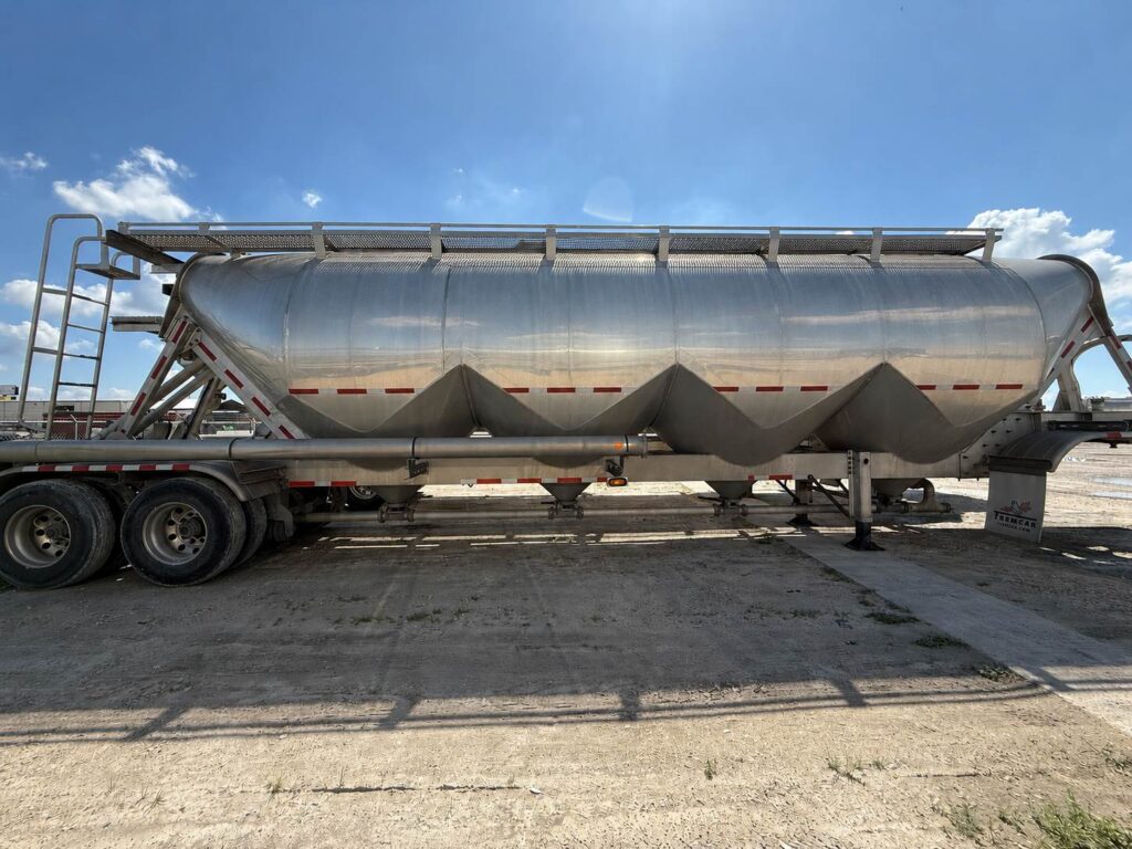 Tremcar 1625 cu ft vacuum dry bulk trailer for sale.