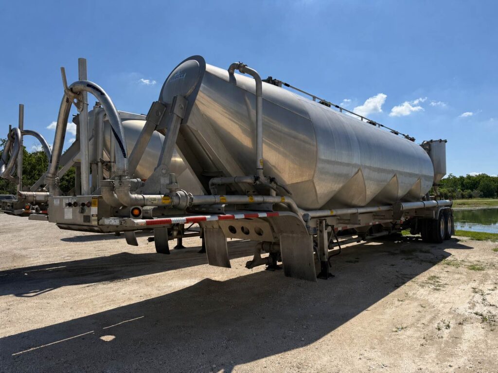 Tremcar 1625 cu ft vacuum dry bulk trailer for sale.