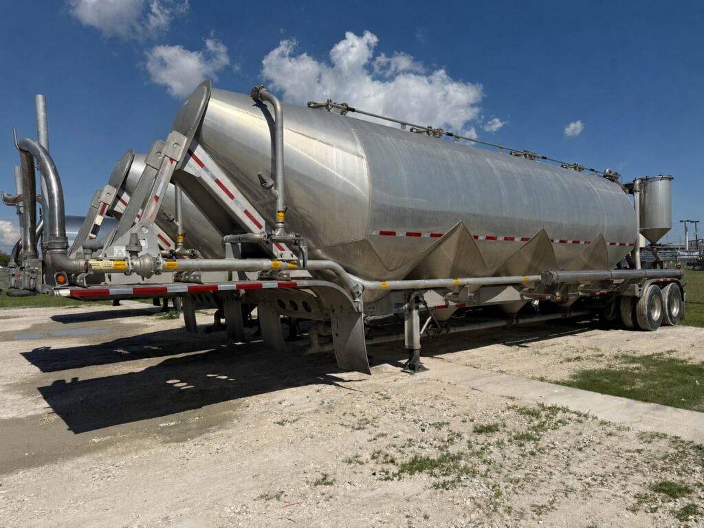 Tremcar 1625 cu ft vacuum dry bulk trailer for sale.